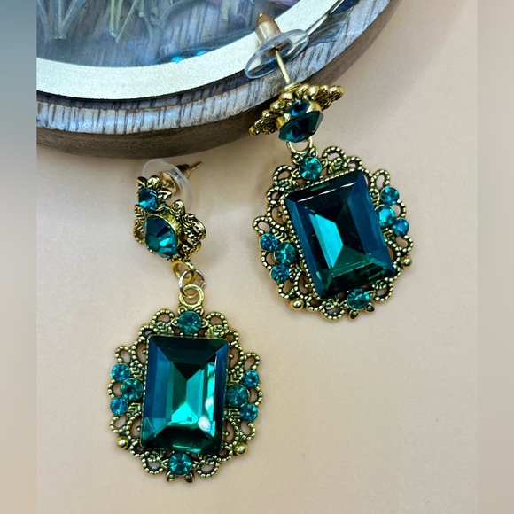 Golden Byrdies Earrings✨ - Picture 4 of 6